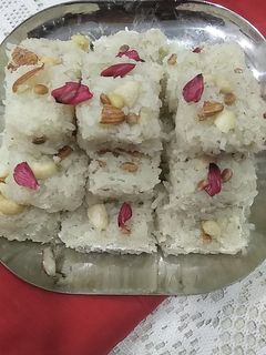 फ्रेश नारियल की बर्फी (fresh nariyal ki barfi recipe in Hindi) रेसिपी मुख्य फोटो