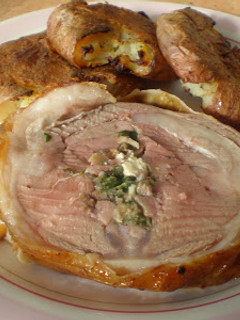 Una foto de Silla de cordero rellena al horno