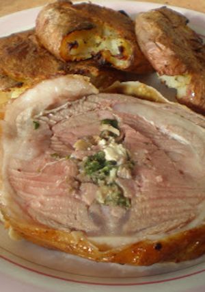 Una foto de Silla de cordero rellena al horno