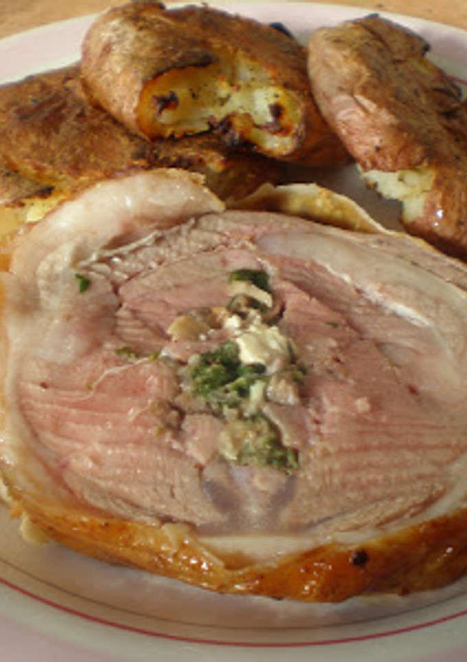 Una foto de Silla de cordero rellena al horno