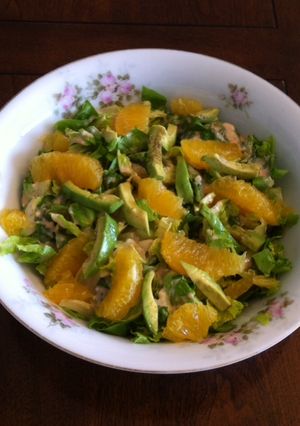 Una foto de Ensalada con naranja y aguacate