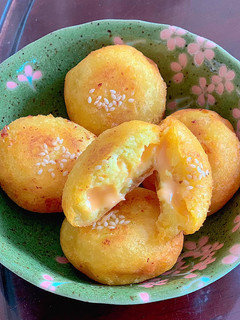 Hình của món Khoai lang nhân phô mai chiên.