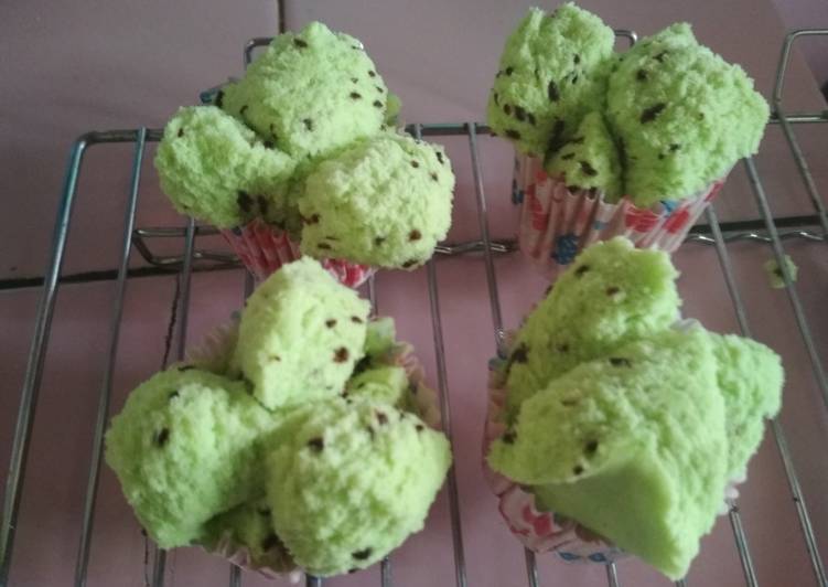 Bolu Kukus mekar bingits