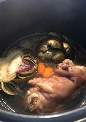 Hình của món Móng giò hầm bông Atiso.