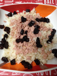 Una foto de Arroz con atún y ciruelas deshidratadas