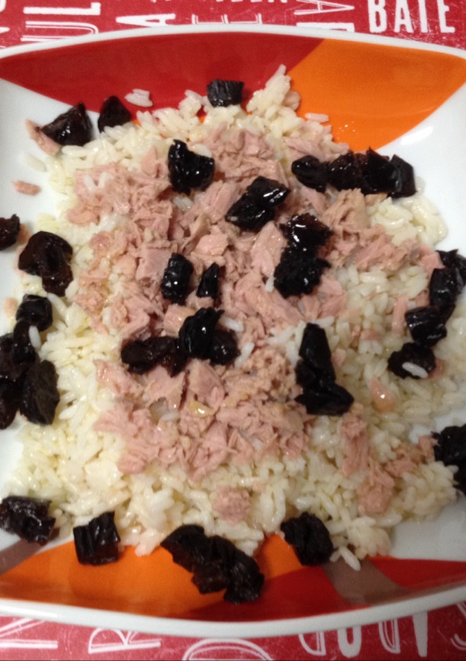 Una foto de Arroz con atún y ciruelas deshidratadas