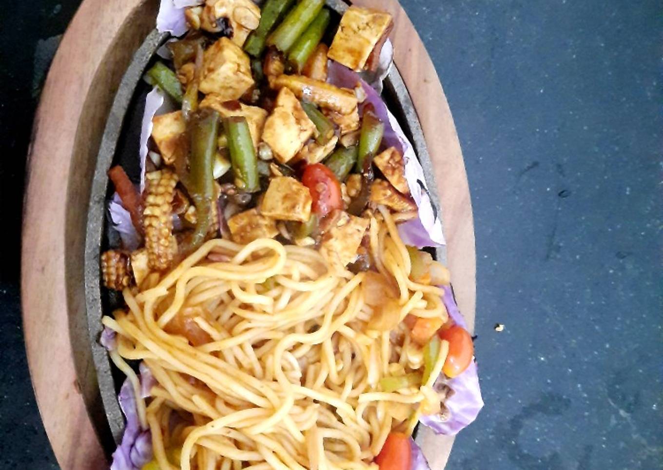 Vegetable sizzler with barbecue noodles
