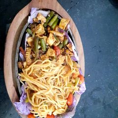 A picture of Vegetable sizzler with barbecue noodles.