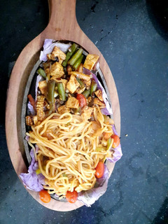 A picture of Vegetable sizzler with barbecue noodles.