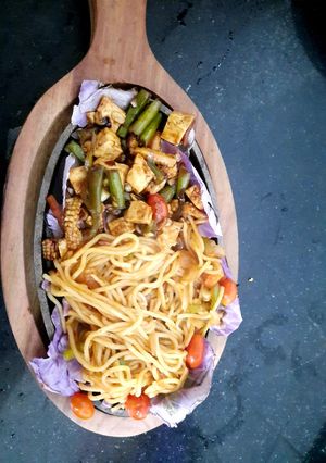 A picture of Vegetable sizzler with barbecue noodles.