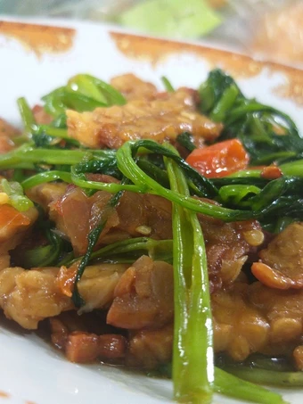 Cara Gampang Membuat Resep Tumis kangkung tempe saus tiram yang Lezat Anti Ribet, Lezat