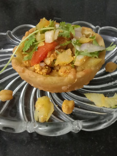 கச்சோரி சன்னா சாட் (Kachori channa chat recipe in tamil) செய்முறை முக்கிய புகைப்படம்