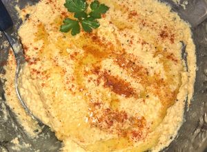 Una foto de Hummus (puré de garbanzos)