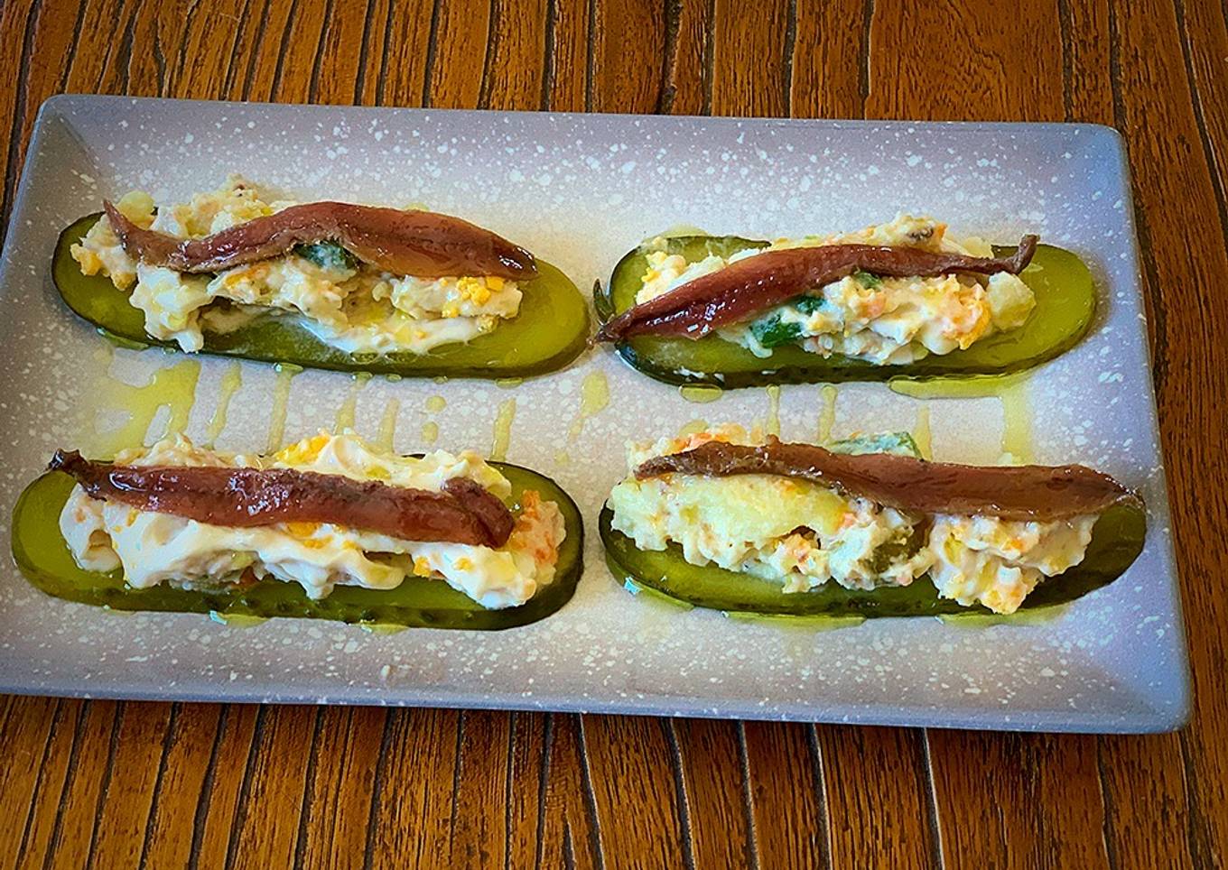 Pepinillo, ensaladilla y anchoa