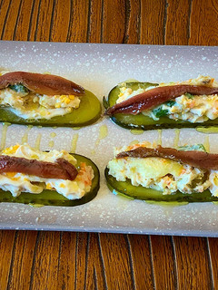 Una foto de Pepinillo, ensaladilla y anchoa