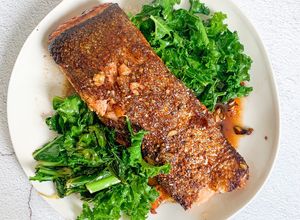 Hình của món Cá hồi áp chảo sốt bơ tỏi - cải kale.