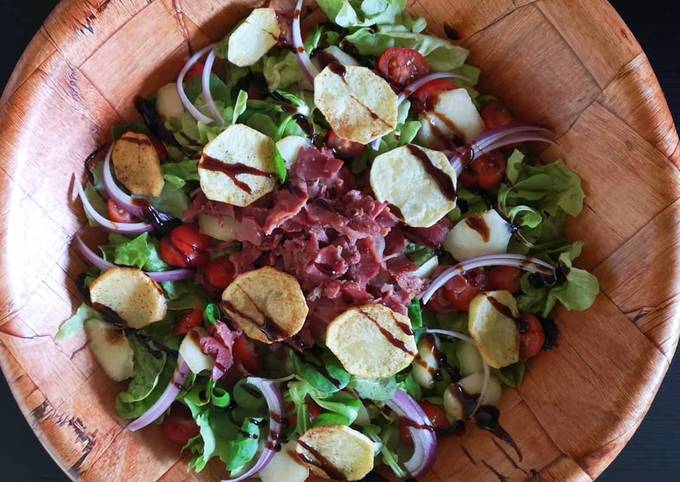 Salade de gésiers, pomme-frites et lamelles de pêche