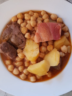 Una foto de Cocido de garbanzos con carrillera