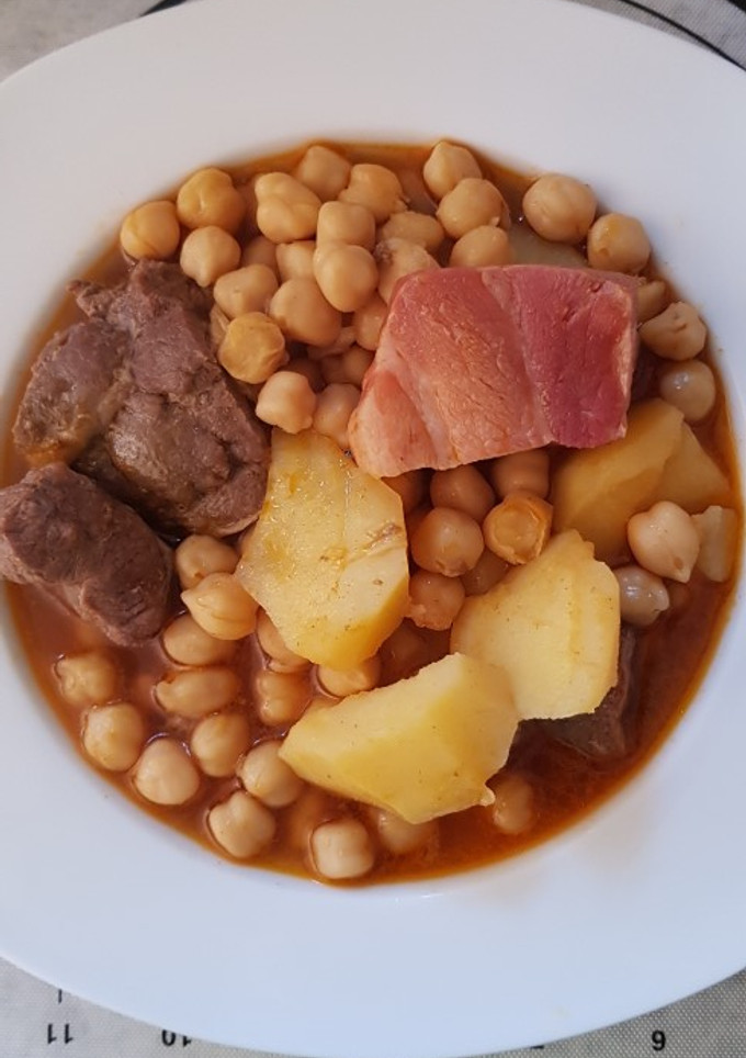 Una foto de Cocido de garbanzos con carrillera