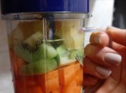 Una foto de zumo de kiwi zanahoria