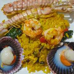 Una foto de Arroz de marisco con espinacas