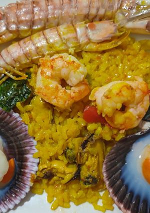 Una foto de Arroz de marisco con espinacas