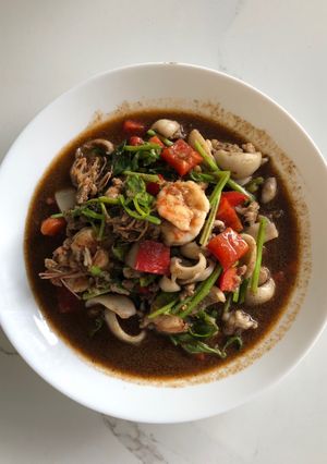 รูปของ 🥘ทะเลผัดกะปิมั่ว 🦑🦐