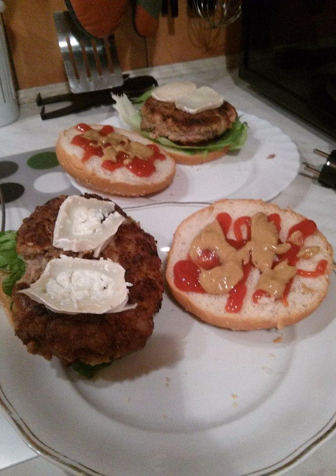 Una foto de Hamburguesa de carne con queso de cabra
