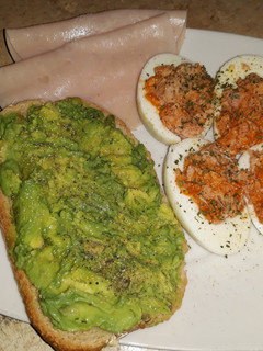 Foto principal de Huevos rellenos y fitpan con guacamole