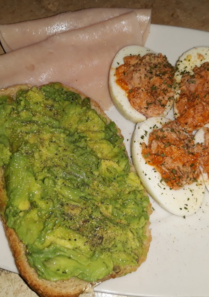 Una foto de Huevos rellenos y fitpan con guacamole