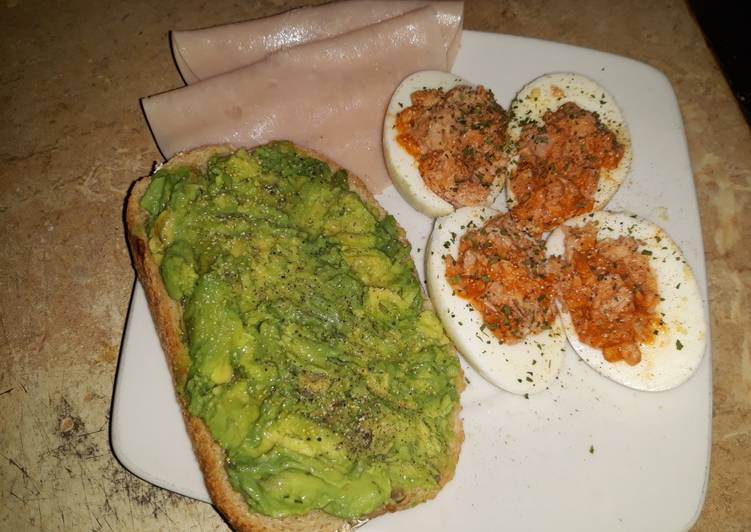 Huevos rellenos y fitpan con guacamole