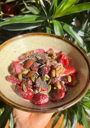 Hình của món Bữa Sáng Healthy Với Sữa Chua, Dâu Tây, Granola.