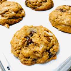 รูปของ Chocolate Chip Almond Cookies / Monster Cookies / Chewy Cookies