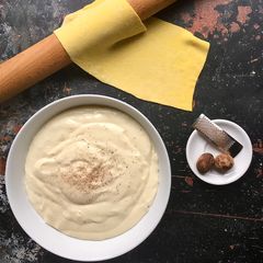 A picture of Béchamel sauce.