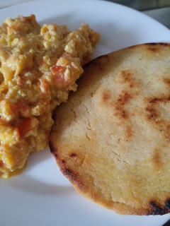Una foto de Huevos🍳🥰 pericos🫓 con arepa🧈🍅🧅