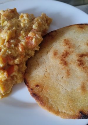 Una foto de Huevos🍳🥰 pericos🫓 con arepa🧈🍅🧅