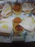 Pan con dos jamones y algo más