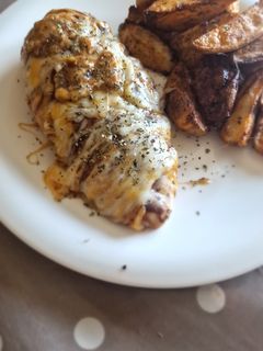 Una foto de Pollo Hunters con patatas gajo especiadas