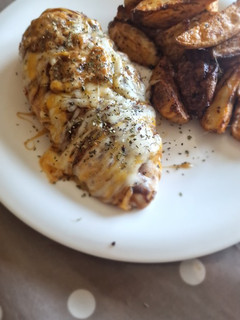 Una foto de Pollo Hunters con patatas gajo especiadas