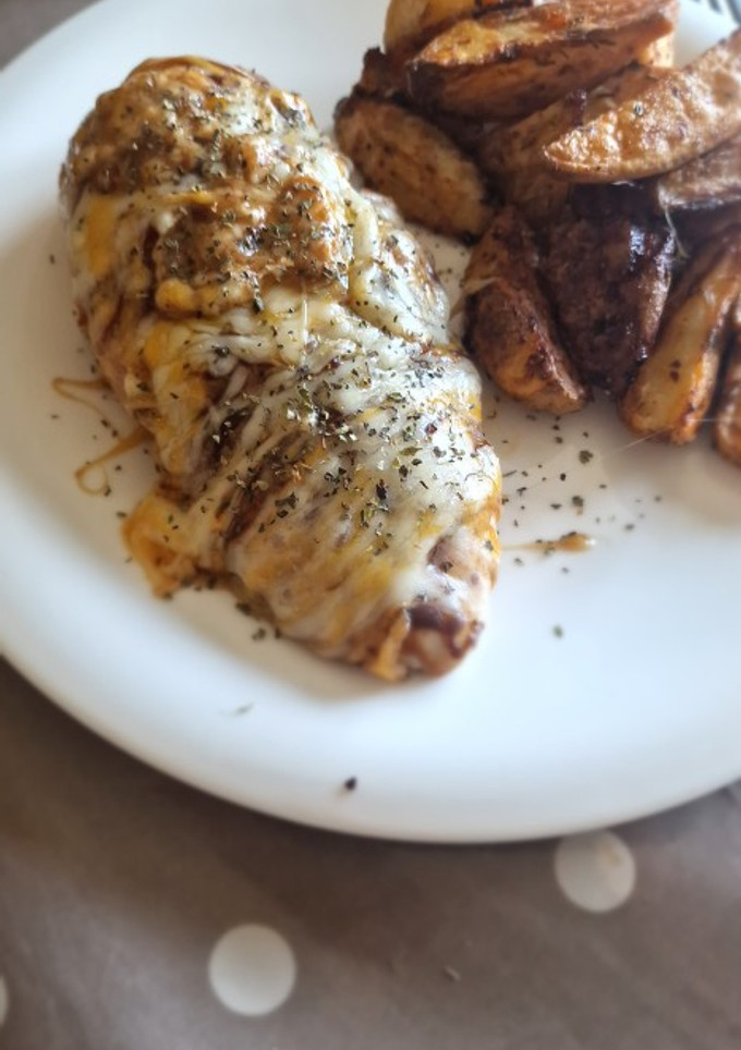Una foto de Pollo Hunters con patatas gajo especiadas