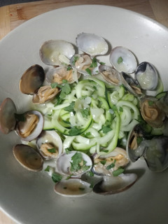 Una foto de 🥒Cintas de calabacín con almejas a la marinera⚓