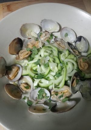 Una foto de 🥒Cintas de calabacín con almejas a la marinera⚓
