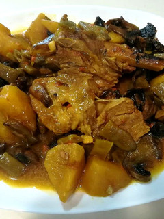 Una foto de Estofado de codillo de cordero con patatas y verdura
