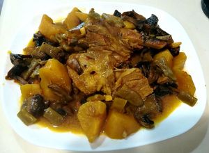 Foto principal de Estofado de codillo de cordero con patatas y verdura