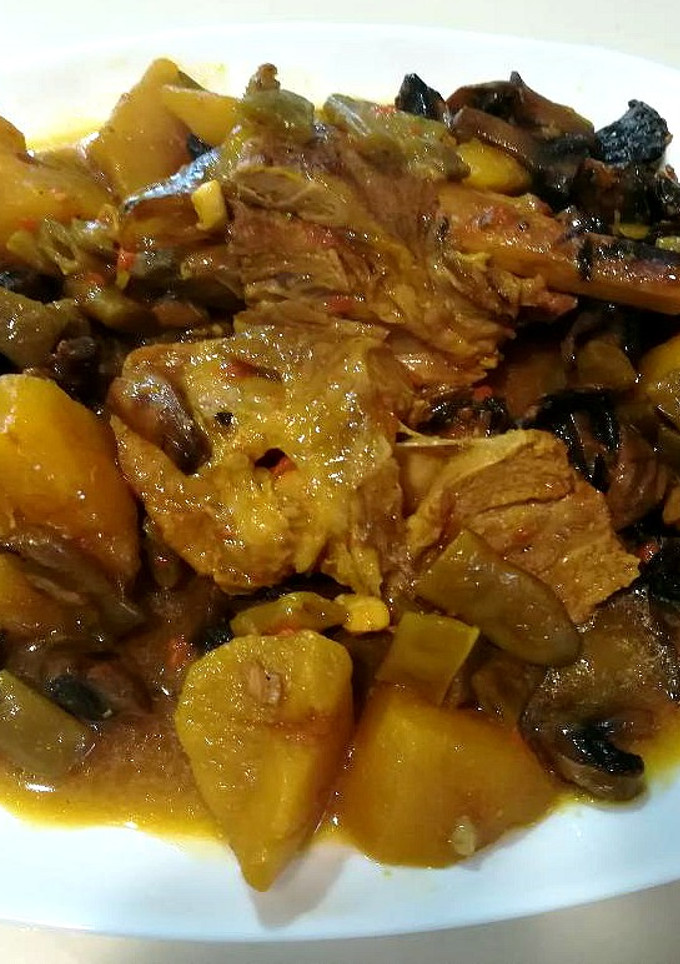 Una foto de Estofado de codillo de cordero con patatas y verdura