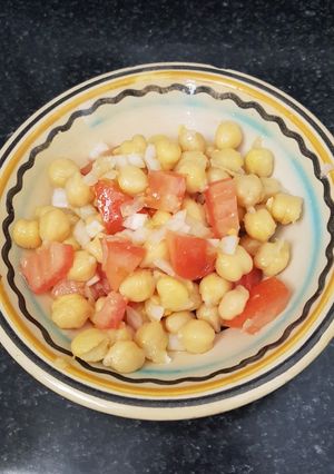 Una foto de Ensalada de garbanzos