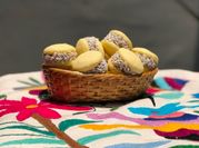 Una foto de alfajores de harina y maicena