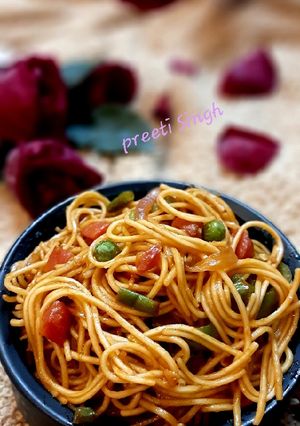 वेज नूडल्स (Veg Noodles recipe in hindi) रेसिपी मुख्य फोटो