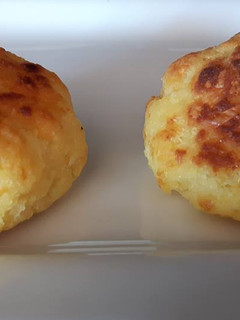Una foto de Bolitas de queso y copos de patata
