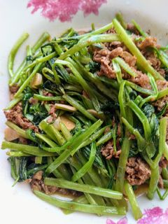 空心菜炒牛肉-蠔油口味(低醣生酮餐)(家常菜)(快速料理)(一鍋到底之料理) 的食譜成品照片
